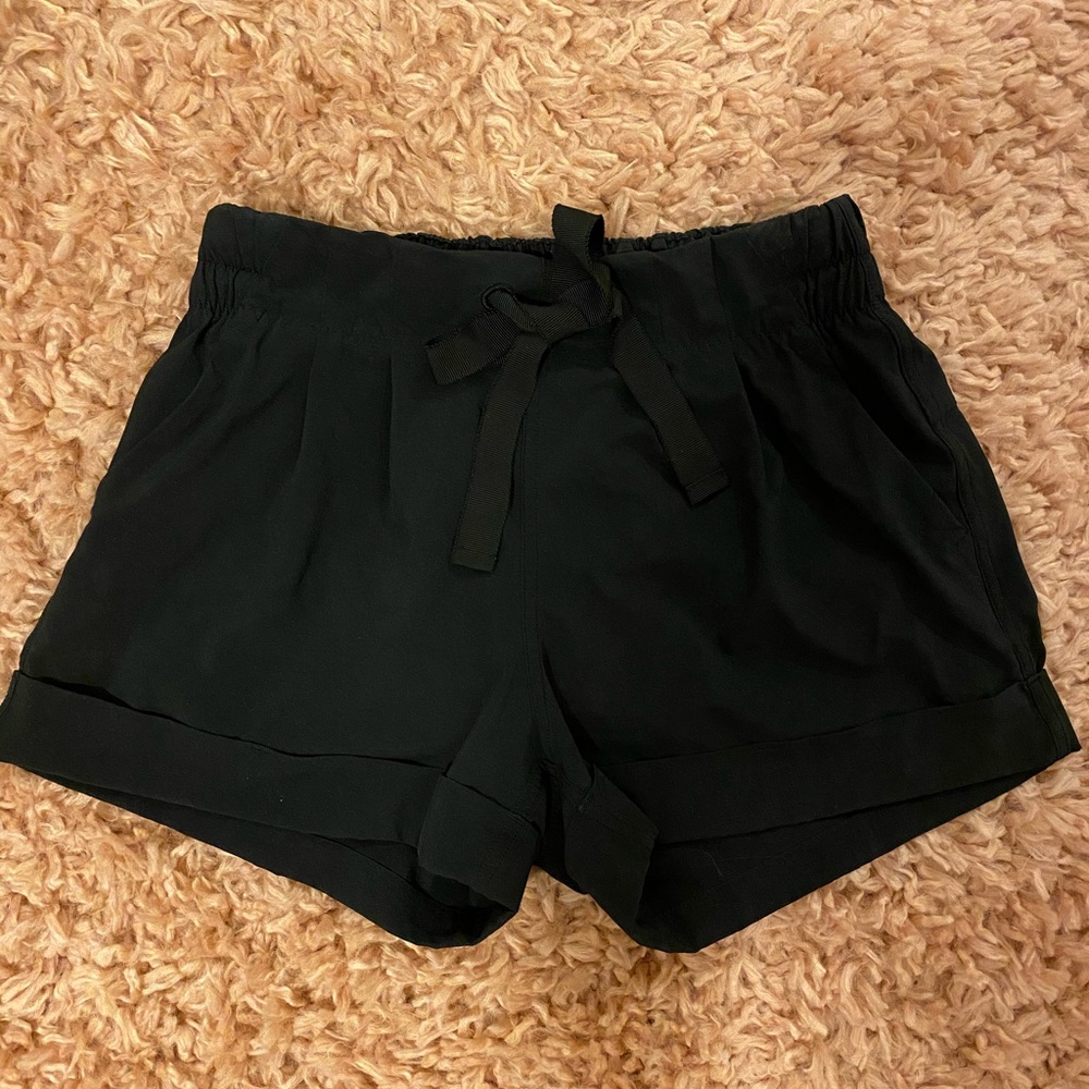 ⭐️ Lululemon spring break away black shorts ⭐️